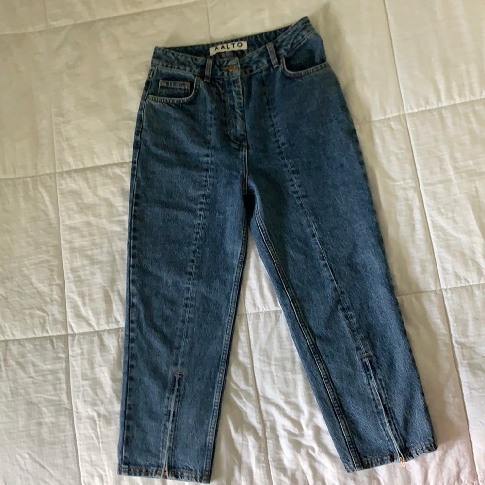 AALTO high wasted, capri jeans with zippers.